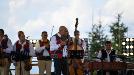 Maestrul Gheorghe Zamfir a încântat publicul la Festivalul „Hora la Prislop”; „Vă mulțumesc, dragilor, pentru invitație și pentru căldura cu care m-ați primit!”