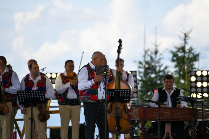 Maestrul Gheorghe Zamfir a încântat publicul la Festivalul „Hora la Prislop”; „Vă mulțumesc, dragilor, pentru invitație și pentru căldura cu care m-ați primit!”