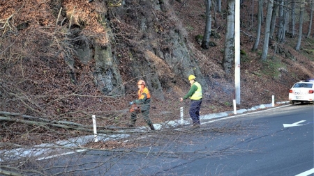 Situație în județul Maramureș!: Alunecare de teren în Pasul Gutâi! Acum se circulă pe un singur sens, pe aproximativ 20 de metri, pe șosea!