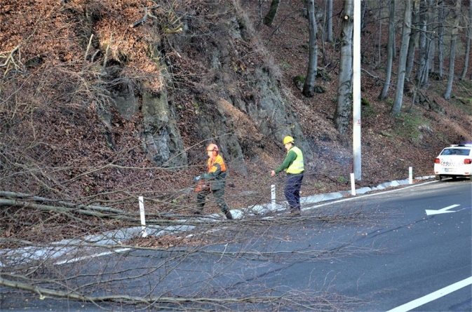 Situație în județul Maramureș!: Alunecare de teren în Pasul Gutâi! Acum se circulă pe un singur sens, pe aproximativ 20 de metri, pe șosea!