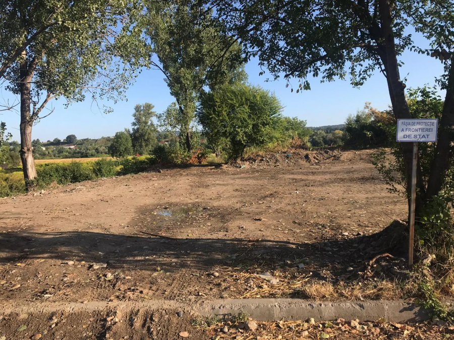 Inconștiență dusă la superlativ: Digul de apărare al municipiului Sighetu Marmației, pe aproximativ 70 metri, distrus de lucrări ilegale. Pericol major! (FOTO)