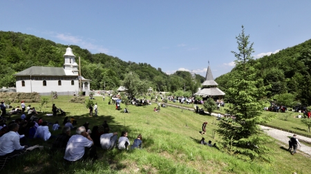 Cu ocazia Praznicului Adormirii Maicii Domnului: Credincioșii Parohiei Suciu de Sus, procesiune cu prapori și icoane până la Mănăstirea Breaza