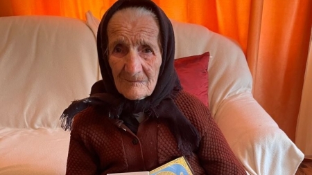 Un moment realmente special în județul Maramureș: O frumoasă vârstă a împlinit doamna Maria din Fânațe, comuna Cernești: 102 de ani! (FOTO)
