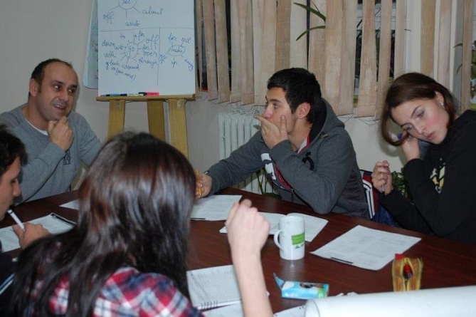 Doliu în învățământul băimărean: Unul dintre cei mai iubiți profesori de limba engleză din municipiu s-a stins din viață la numai 48 de ani