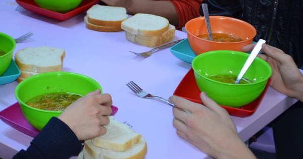 428 de elevi din trei școli din Maramureș vor beneficia de masă caldă