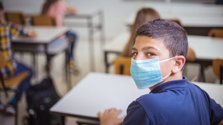 Elevii și studenții trebuie să poarte la ore măști de uz medical. Cele textile nu mai sunt permise