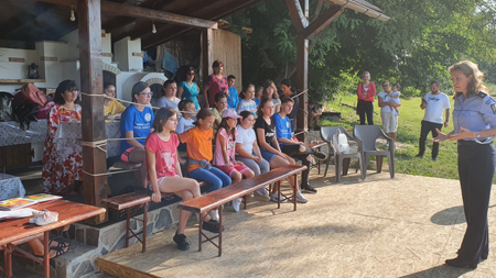 Tabără: Polițiștii s-au întâlnit cu elevi din cadrul Școlii Gimnaziale Groși; Le-au oferit sfaturi prețioase