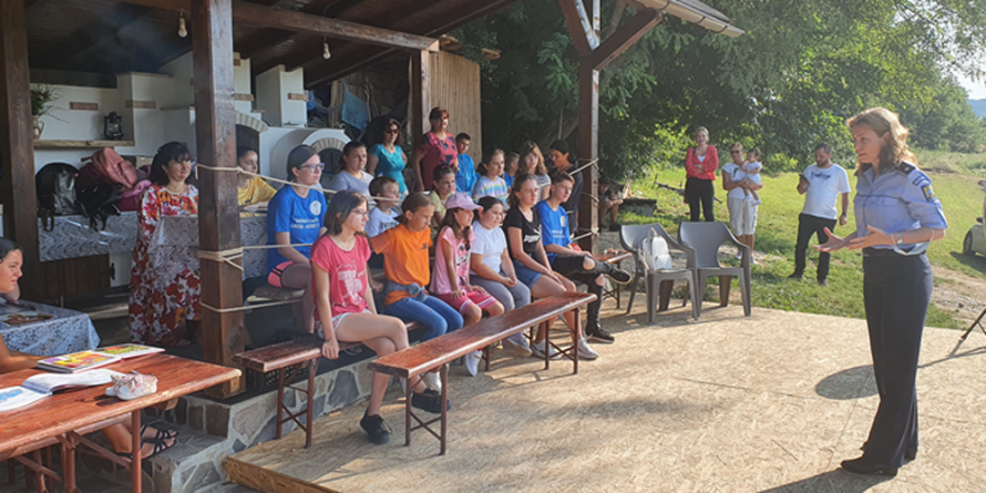 Tabără: Polițiștii s-au întâlnit cu elevi din cadrul Școlii Gimnaziale Groși; Le-au oferit sfaturi prețioase