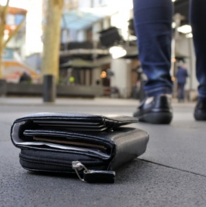 Rar în zilele noastre: În județul Maramureș, spirit civic dovedit de un băisprian. Portofel plin cu bani, predat poliției. Vezi al cui era!