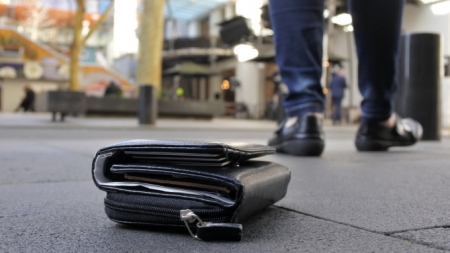 Rar în zilele noastre: În județul Maramureș, spirit civic dovedit de un băisprian. Portofel plin cu bani, predat poliției. Vezi al cui era!