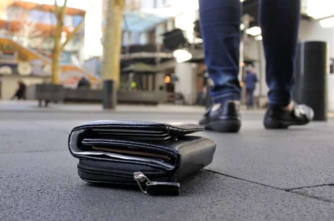 Rar în zilele noastre: În județul Maramureș, spirit civic dovedit de un băisprian. Portofel plin cu bani, predat poliției. Vezi al cui era!