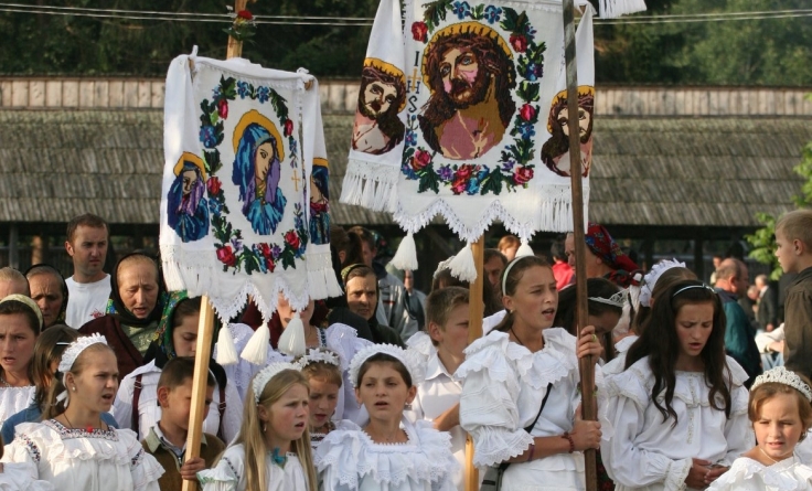 De Sfântă Mărie Mare: „Când mereu în procesii, mereu păste dealuri, păste munți, că Dumnezeu îți răsplătește tăt minutu acela pe care-l faci pă gios”