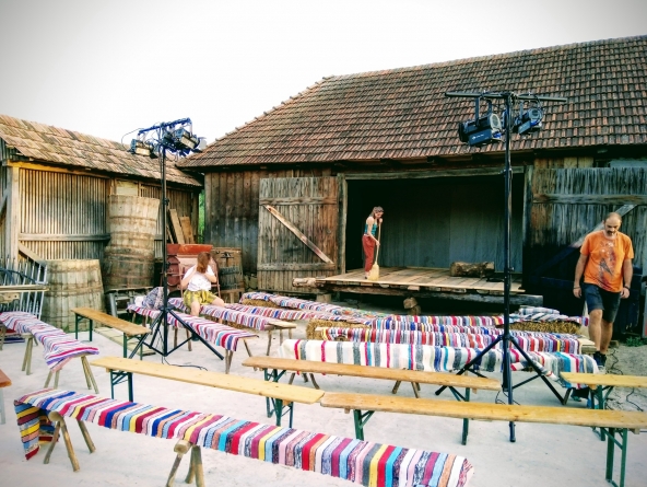 Inedit: Spectacol de teatru într-o șură din Hărnicești; Participarea este gratuită