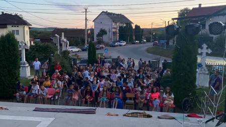 Pentru copii bucurie mare!: Tabără culturală interactivă în Maramureș. Localnicii au asistat împreună, la un spectacol de teatru, la Remetea Chioarului! (FOTO)