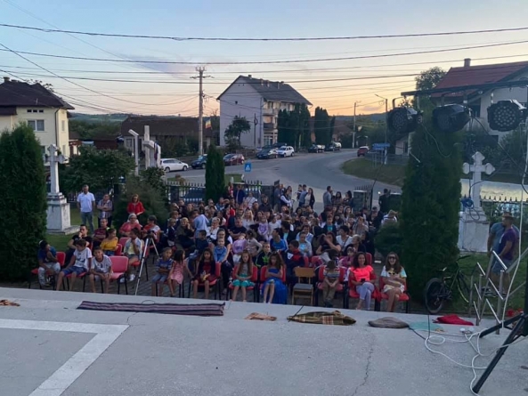 Pentru copii bucurie mare!: Tabără culturală interactivă în Maramureș. Localnicii au asistat împreună, la un spectacol de teatru, la Remetea Chioarului! (FOTO)