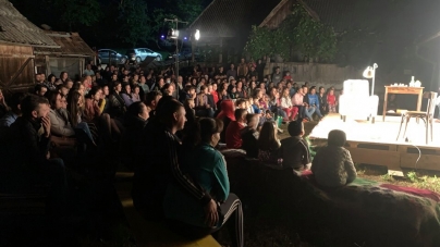 A fost un succes: Peste 200 de oameni au participat la spectacolul de teatru care a avut loc într-o șură din Hărnicești