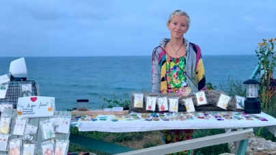Poveste cu adevărat emoționantă din România frumoasă: O fetiță de pe litoralul nostru (11 ani) vinde bijuterii, făcute de ea, pentru a-și salva cățelul! (FOTO)