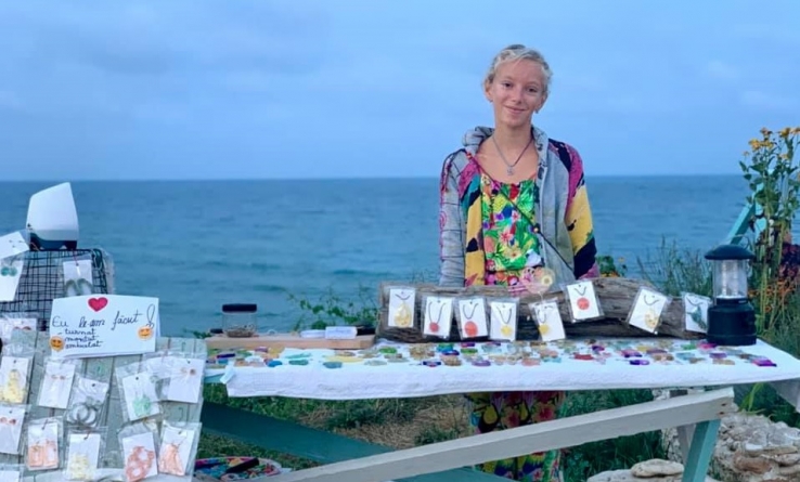 Poveste cu adevărat emoționantă din România frumoasă: O fetiță de pe litoralul nostru (11 ani) vinde bijuterii, făcute de ea, pentru a-și salva cățelul! (FOTO)