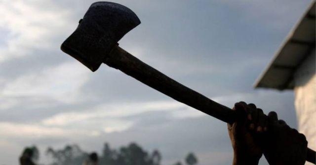 Un tânăr maramureșean s-a ales cu ordin de protecție după ce și-a amenințat mama și a spart cu un topor geamurile și ușa locuinței