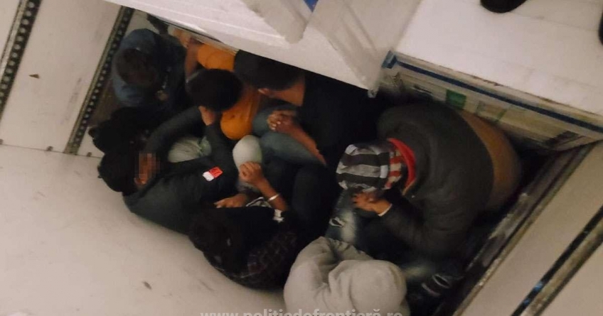 Nouă indieni ascunşi într-o autoutilitară condusă de un maramureșean au fost descoperiţi la ieşirea din ţară prin PTF Petea