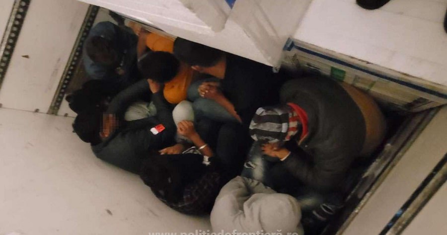 Nouă indieni ascunşi într-o autoutilitară condusă de un maramureșean au fost descoperiţi la ieşirea din ţară prin PTF Petea