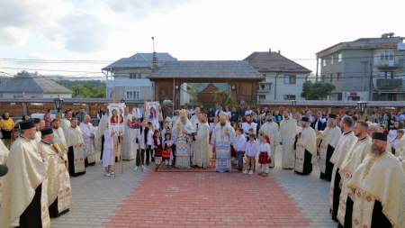 A fost târnosită biserica din Rozavlea, satul natal al Preasfințitului Iustin (FOTO)