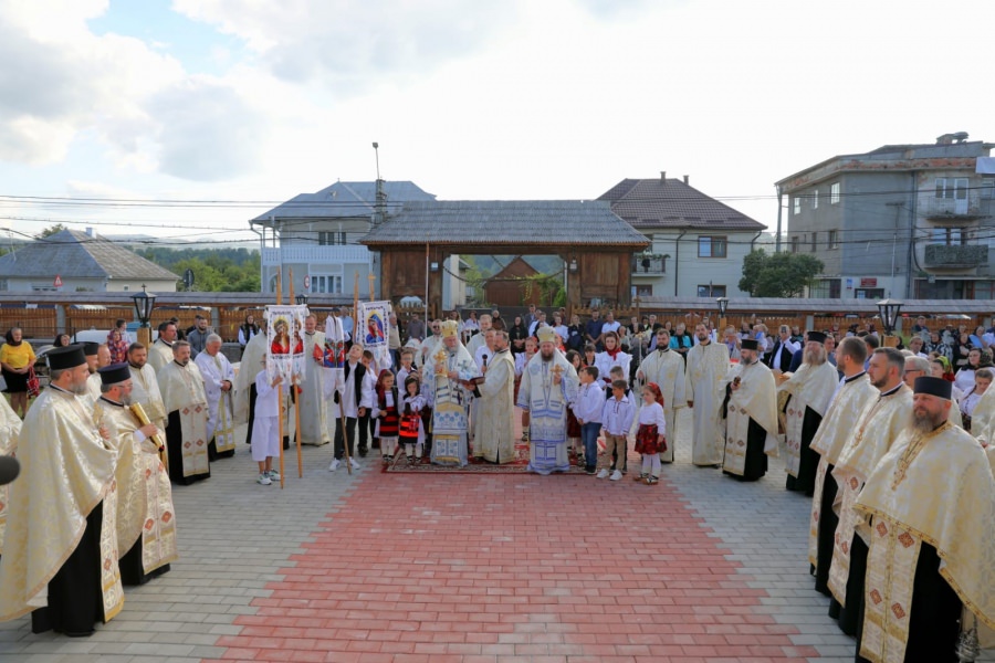 A fost târnosită biserica din Rozavlea, satul natal al Preasfințitului Iustin (FOTO)