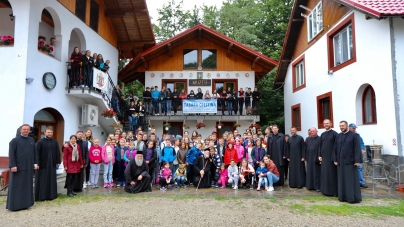 A fost tabără la Mănăstirea Chiuzbaia; Copiii și tinerii participanți au fost vizitați de Preasfințitul Părinte Iustin (FOTO)