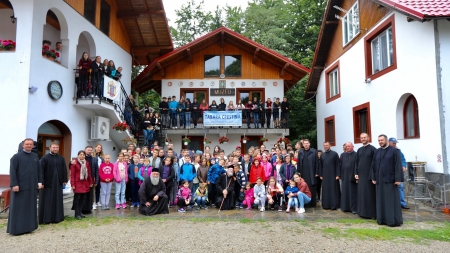 A fost tabără la Mănăstirea Chiuzbaia; Copiii și tinerii participanți au fost vizitați de Preasfințitul Părinte Iustin (FOTO)