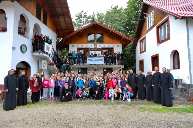 A fost tabără la Mănăstirea Chiuzbaia; Copiii și tinerii participanți au fost vizitați de Preasfințitul Părinte Iustin (FOTO)