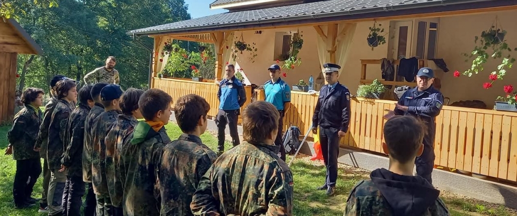 Campania „Vacanţă în siguranţă” ajunge la final; Jandarmii le-au oferit sfaturi unor copii aflați în tabără în Ciolt