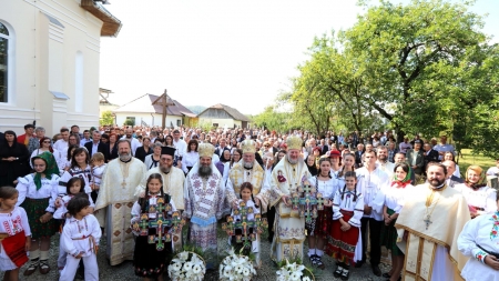 Târnosirea bisericii Parohiei Ortodoxe Drăghia; Trei ierarhi s-au aflat în fruntea soborului de preoți și diaconi