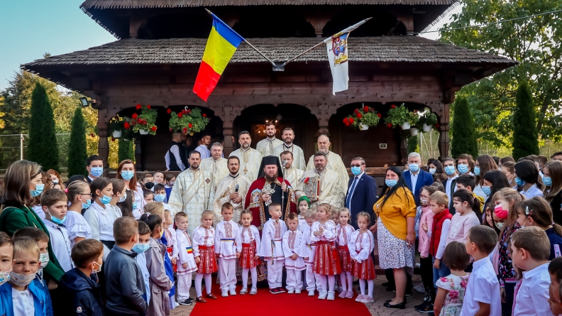 Cu ocazia deschiderii noului an școlar: PS Timotei a săvârșit Sfânta Liturghie la biserica din incinta Liceului „Nicolae Steinhardt” din Satu Mare (FOTO)