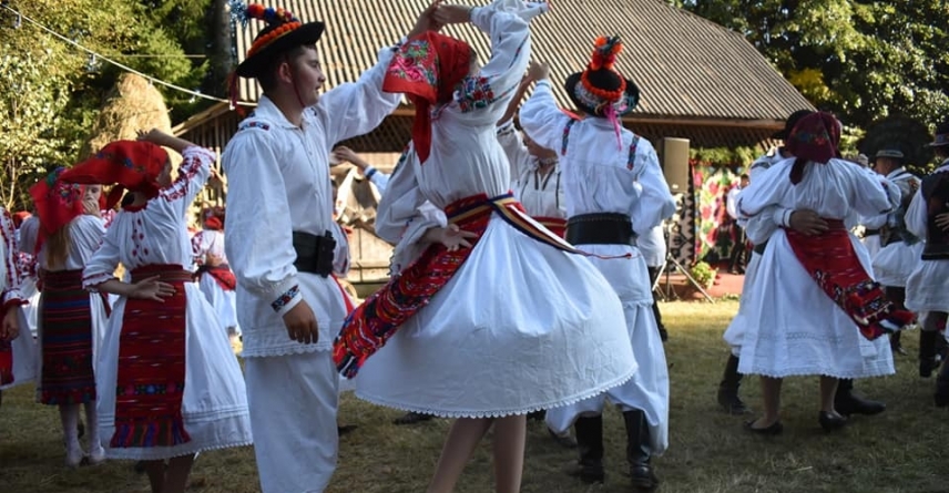 Suciu de Sus, gazda evenimentului „Joc la Șură”; Suceni, lătureni, dar și oaspeți din zone mai îndepărtate au scos din lada de zestre straiele cele mai frumoase