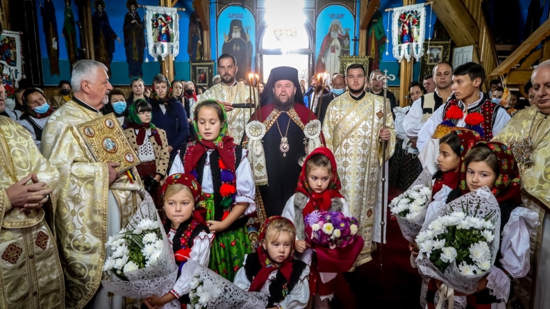 În această duminică: PS Timotei s-a aflat în mijlocul credincioșilor parohiei „Sfinții Apostoli Petru și Pavel” din Sighetu Marmației; A fost sfinţită pictura