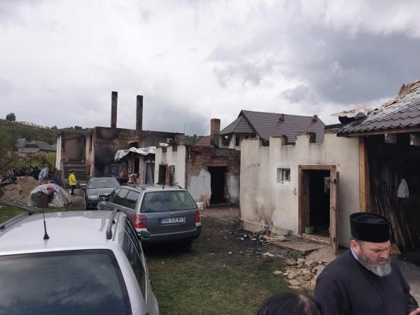 Până la iarnă: Cu ajutorul Episcopiei se va reconstrui gospodăria incendiată din Ungureni (FOTO)