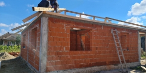 Episcopia Maramureșului și Sătmarului construiește trei case pentru persoanele afectate de inundațiile din luna mai, din localitatea Rătești (FOTO)
