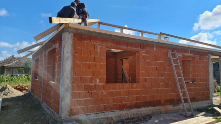 Episcopia Maramureșului și Sătmarului construiește trei case pentru persoanele afectate de inundațiile din luna mai, din localitatea Rătești (FOTO)