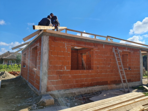 Episcopia Maramureșului și Sătmarului construiește trei case pentru persoanele afectate de inundațiile din luna mai, din localitatea Rătești (FOTO)