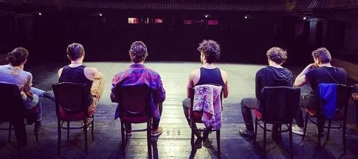 În acest weekend: La Teatrul de Vară din Baia Mare va avea loc spectacolul de improvizație „ImproVshow Silver”