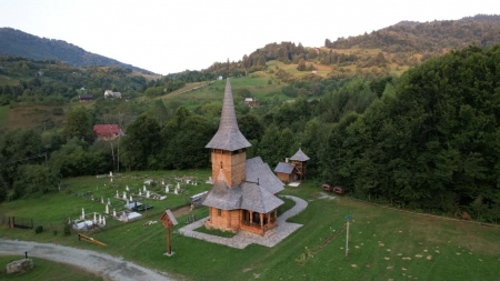 În 8 septembrie: Mănăstirea „Nașterea Maicii Domnului” Valea Scradei îmbracă haină de sărbătoare cu prilejul hramului