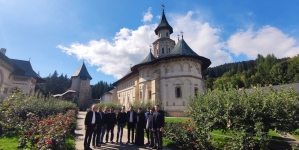 Grupul psaltic „Theologos”, în pelerinaj la mănăstirile moldave; Arhid. Adrian Dobreanu: „Pelerinajul ne încarcă sufletele și trupurile” (FOTO)