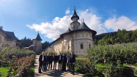 Grupul psaltic „Theologos”, în pelerinaj la mănăstirile moldave; Arhid. Adrian Dobreanu: „Pelerinajul ne încarcă sufletele și trupurile” (FOTO)