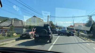 Accident în județul Maramureș: Un șofer tânăr în vârstă de 22 de ani a fost rănit în urma unei coliziuni auto în zona Tăuții de Sus! (FOTO)