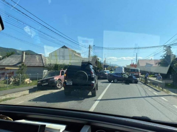 Accident în județul Maramureș: Un șofer tânăr în vârstă de 22 de ani a fost rănit în urma unei coliziuni auto în zona Tăuții de Sus! (FOTO)