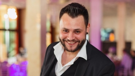 Se arată spectacol complet: În Baia Mare show susținut de Andrei Babici, artistul care împletește lejer: magie, hipnoză și stand up comedy!