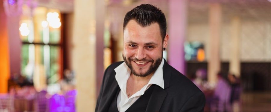 Se arată spectacol complet: În Baia Mare show susținut de Andrei Babici, artistul care împletește lejer: magie, hipnoză și stand up comedy!