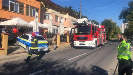 Intervenție în județul Maramureș!: În Baia Mare, un bărbat din Iași a intenționat să se arunce, de la etajul 2 al unei pensiuni. A fost salvat! (VIDEO ȘI FOTO)