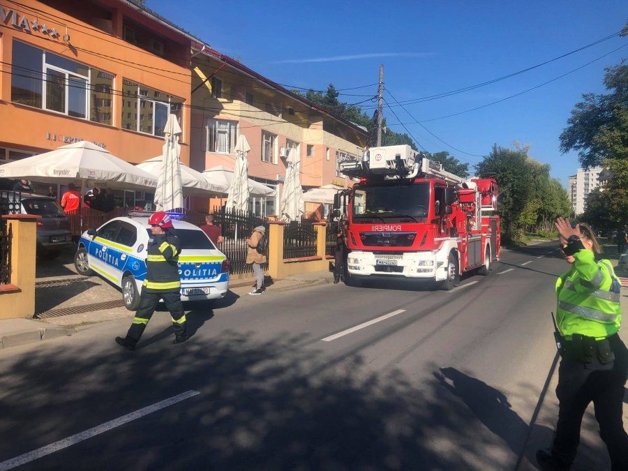 Intervenție în județul Maramureș!: În Baia Mare, un bărbat din Iași a intenționat să se arunce, de la etajul 2 al unei pensiuni. A fost salvat! (VIDEO ȘI FOTO)