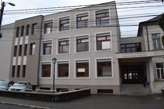 Vaccinare dar și responsabilitate: În Baia Mare mai bine de 50 elevi imunizați anti-COVID-19 de o echipă mobilă, la Colegiul Național ”Gheorghe Șincai”! (FOTO)